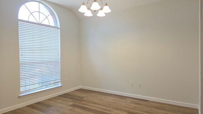 Building Photo - 9961 Queens Rd