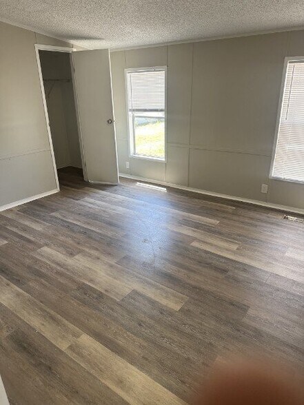 Building Photo - 1221 N Valrico Rd