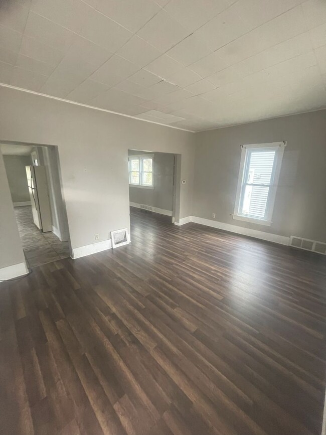 Building Photo - 2 Bedroom 1 Bathroom House Section 8 Accep...