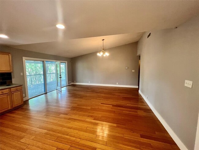 Building Photo - 3006 Lakeside Dr