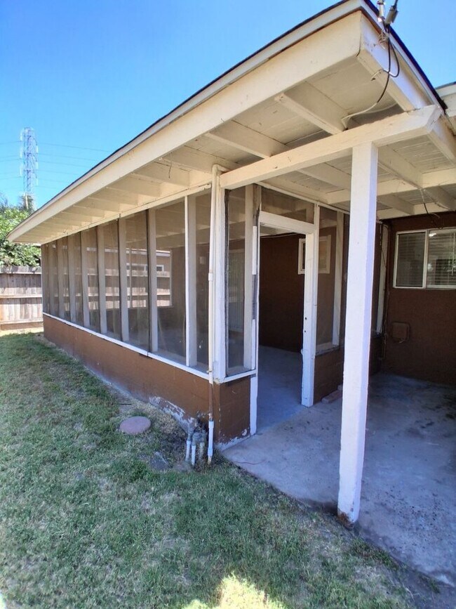 Building Photo - 1419 N Winery Ave