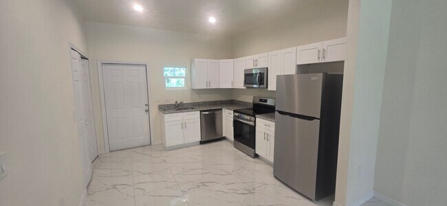 Building Photo - Great Location  2/1 Single Family Home