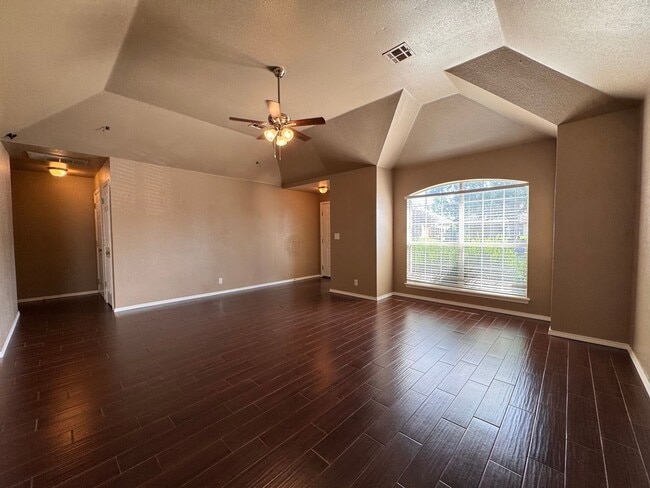 Building Photo - Large 3 bed 2 bath with 2 car garage.