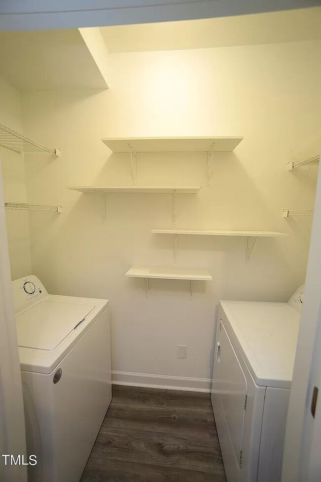 Building Photo - Spacious End-unit Townhome, LVP Floors, Op...
