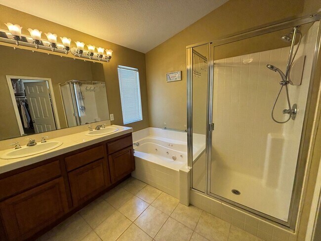 Building Photo - Spacious 3-Bedroom Home with a Big Loft & ...