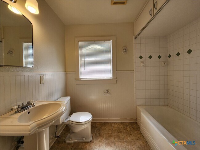 Building Photo - 588 S Castell Ave