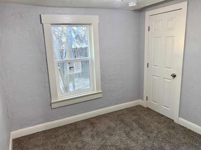 Building Photo - Spacious 3 bedroom 1 bath