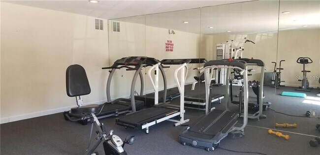 Building Photo - 200 Country Club Dr