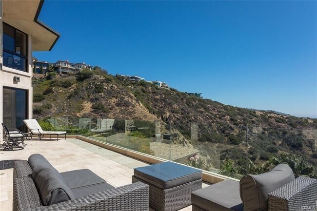 Building Photo - 1326 Skyline Dr