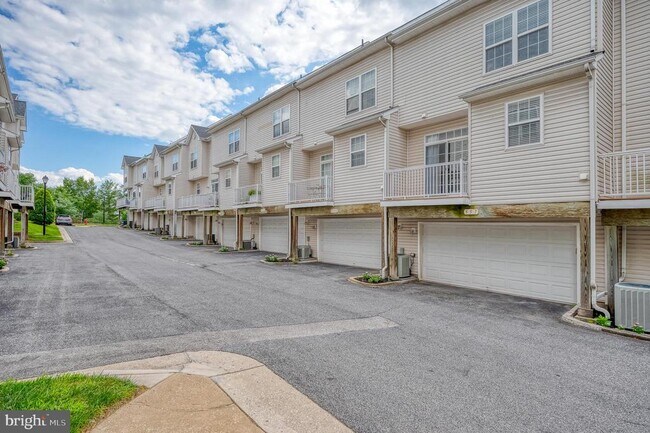 Building Photo - 557 Rhapsody Ct