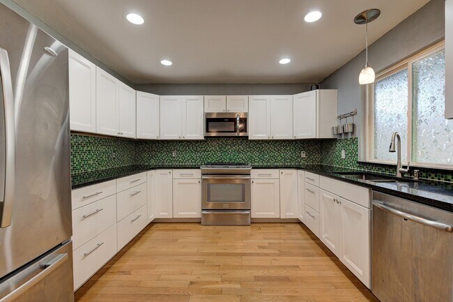Building Photo - 3619 Chatham Ct