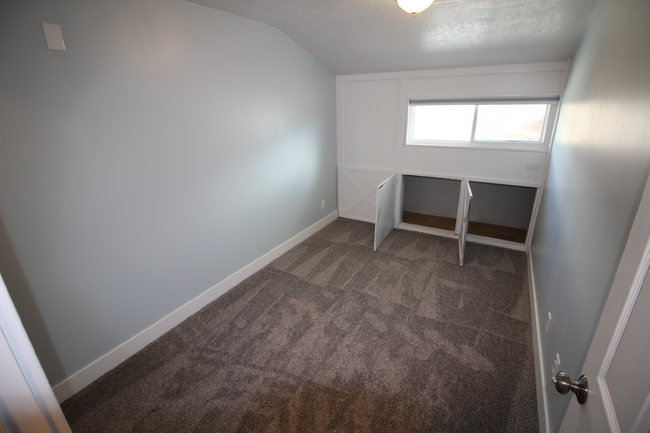 Building Photo - Spacious 3-Bedroom, 2-Bath Apartment for R...