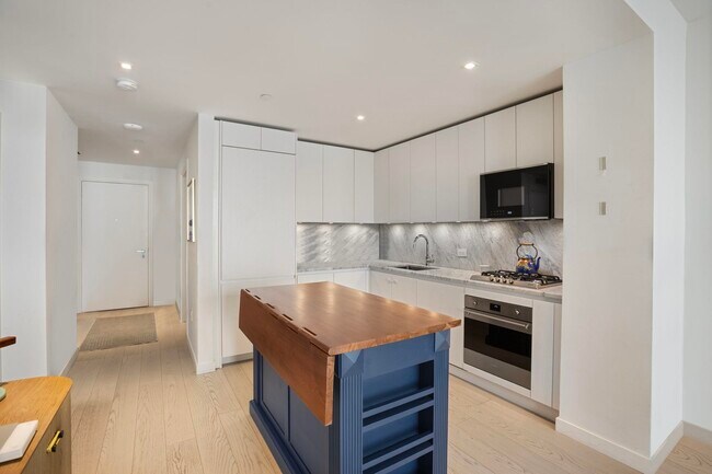 Building Photo - 144 1st St