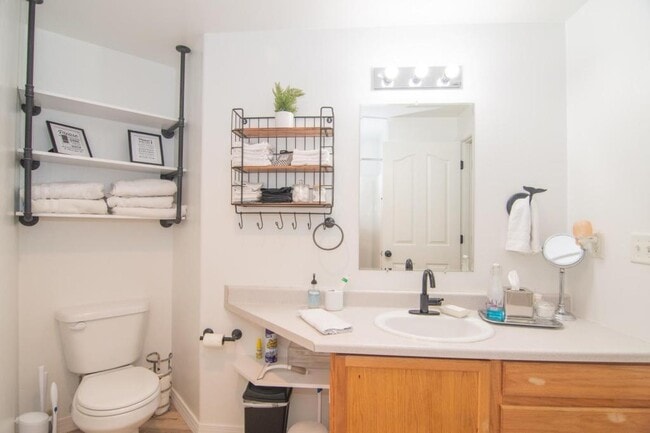 Building Photo - 421 N 10th St