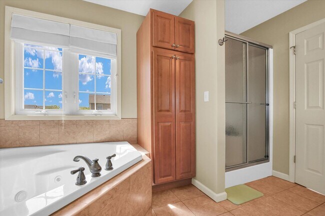 Building Photo - Updated 3 Bedroom Townhome in SW Champaign - Available 06/01/2026