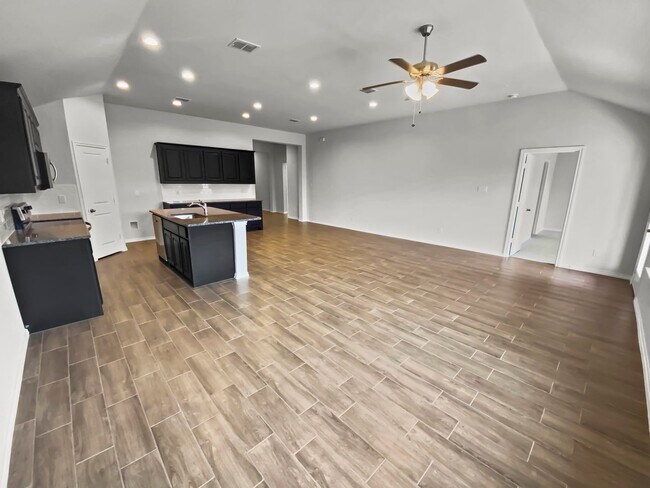 Building Photo - 10008 Ginkgo Ln