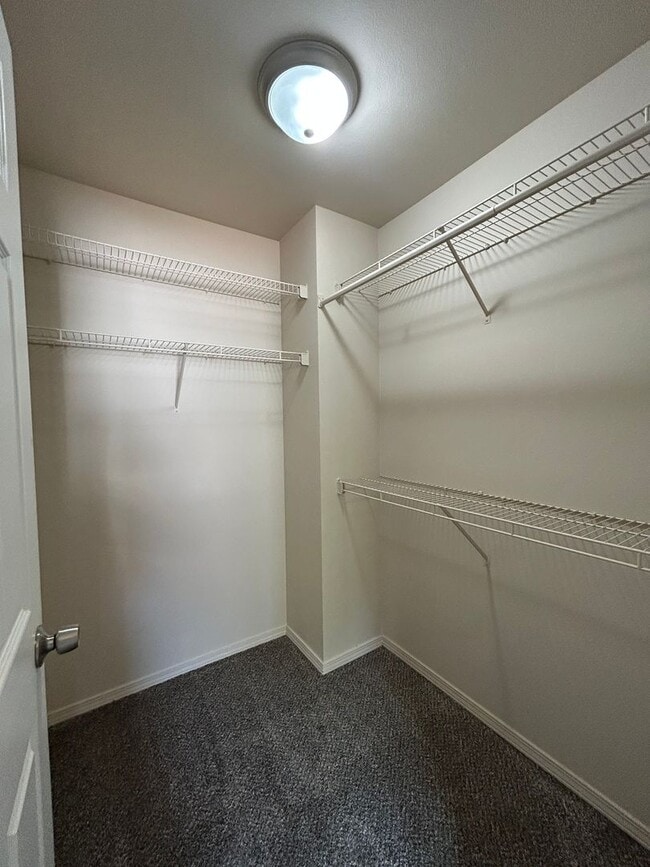 Building Photo - 2 Bedroom Condo with Washer/Dryer in Home