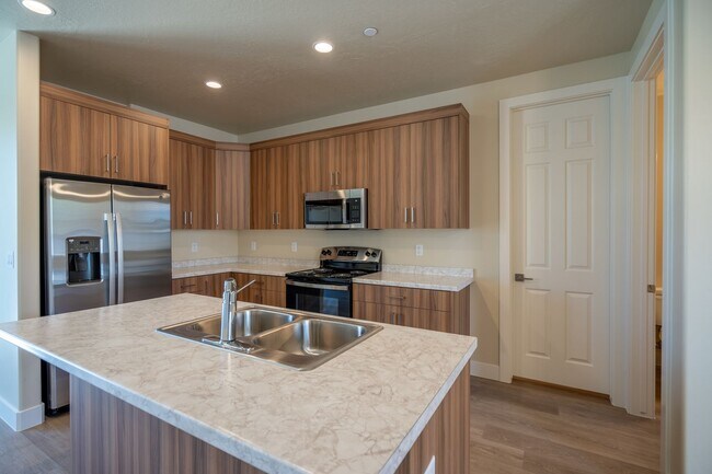 Building Photo - Newer Townhome Near Utah Tech