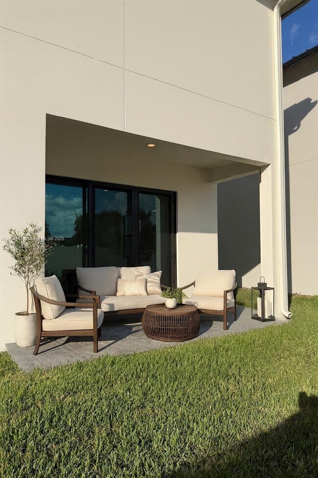 Building Photo - 1438 SW 23rd St