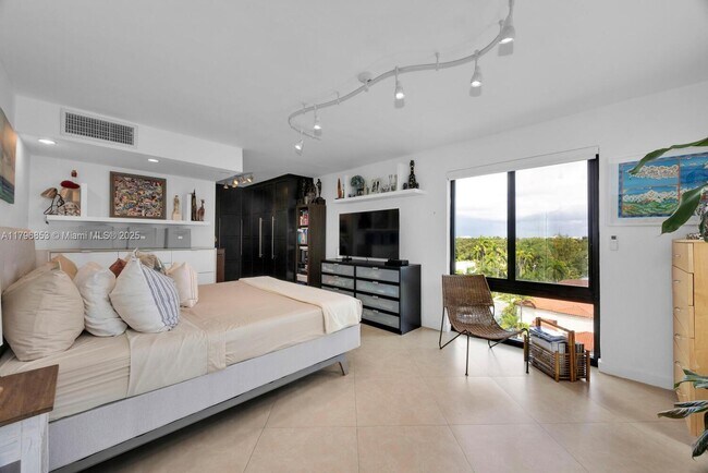 Building Photo - 1600 S Bayshore Ln