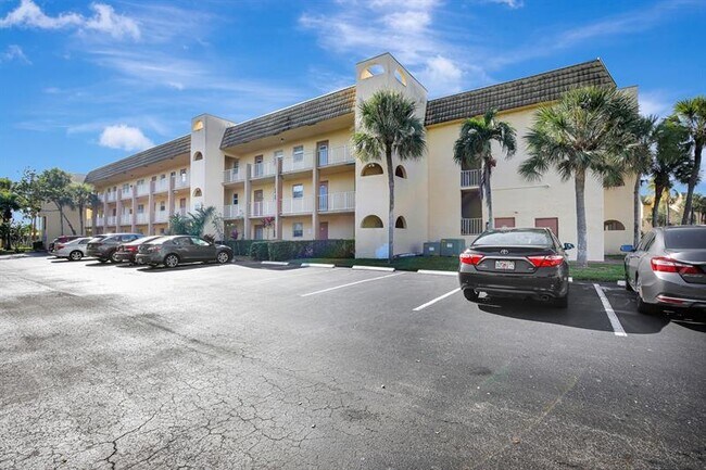 Building Photo - 8225 Sunrise Lakes Blvd