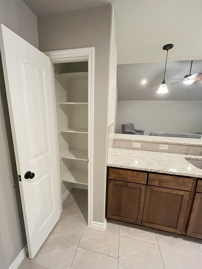 Building Photo - 905 Roadrunner Spur