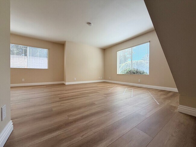 Building Photo - Beautiful End-Unit Townhome 2 bedroom and 1.5 bath