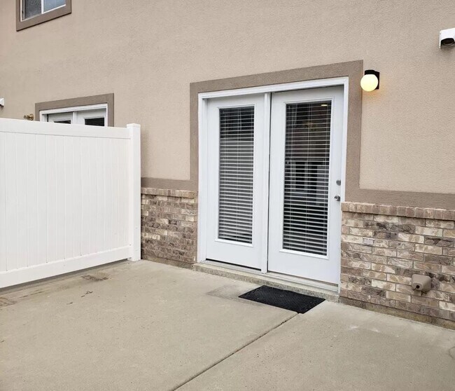 Building Photo - Beautiful North Ogden 2 bed 1.5 bath townhome with 1 Car Garage!!