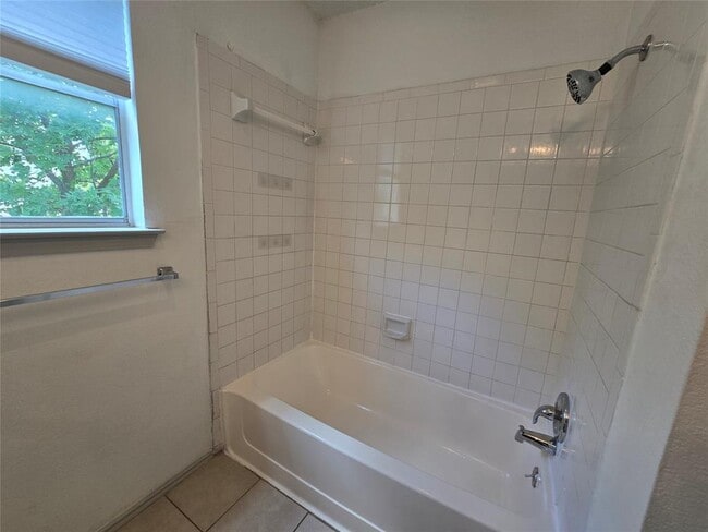 Building Photo - 807 Meadowcreek Dr