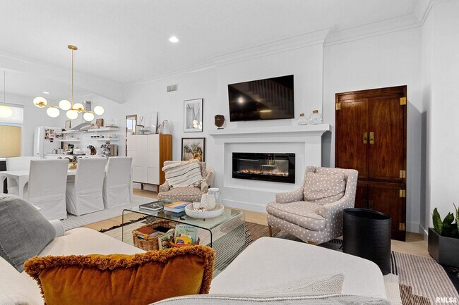 Building Photo - 824 W Moss Ave