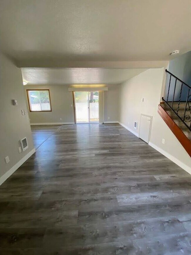 Building Photo - Large 2 bed, 1 bath Townhouse with Parking