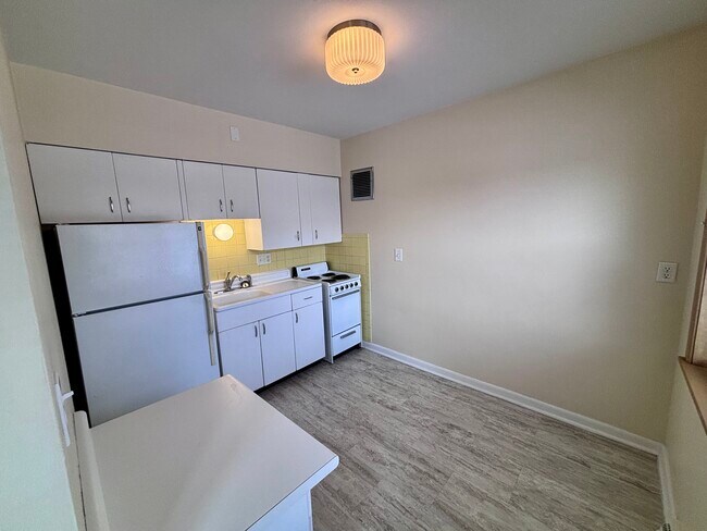 Building Photo - Forest Home 8 Unit