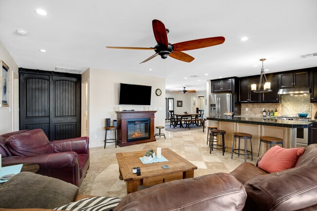 Building Photo - 2032 E La Jolla Dr