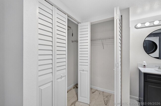 Building Photo - 1628 SE Green Acres Cir
