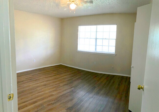 Building Photo - 607 N Elm St