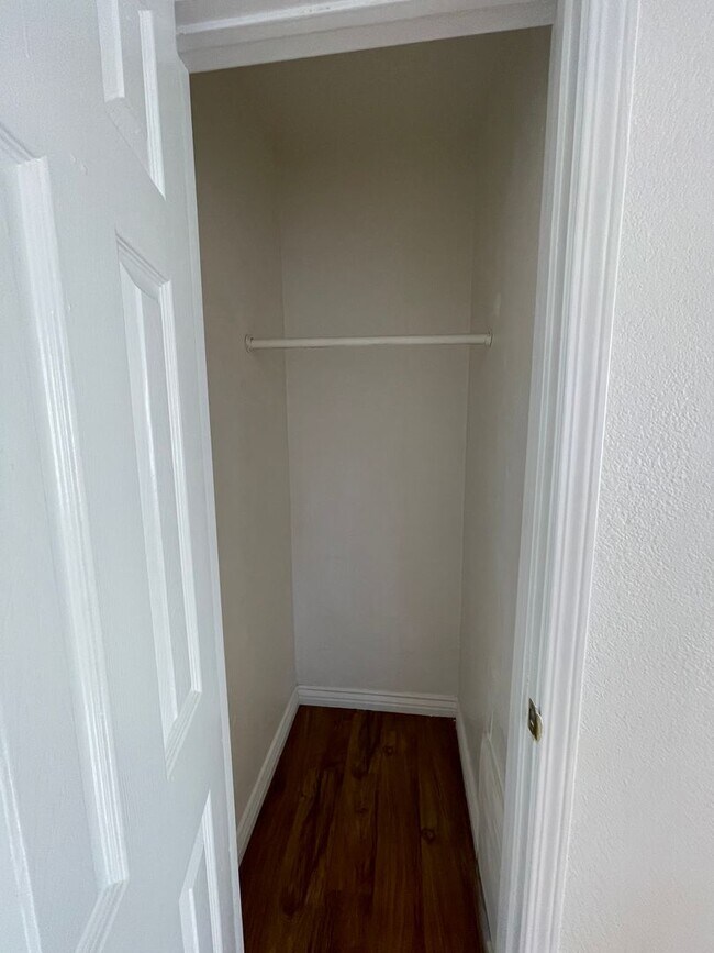 Building Photo - Large Upper 1 Bedroom 1 Bath in Long Beach!