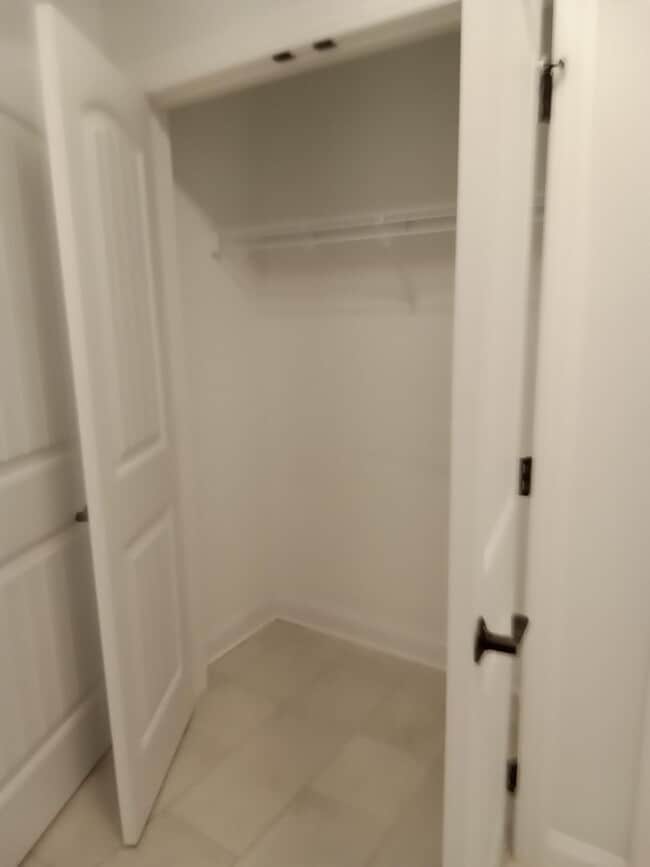 Building Photo - Patio Townhome Located 1 Block from Bedfor...