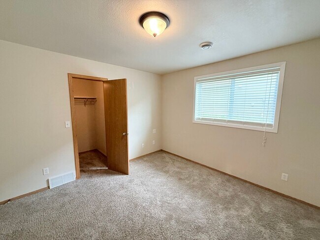 Building Photo - Spacious 4-Bedroom Home in South Fargo