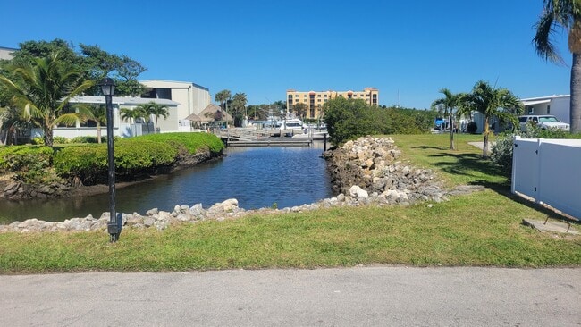 Building Photo - 13 Loafing St