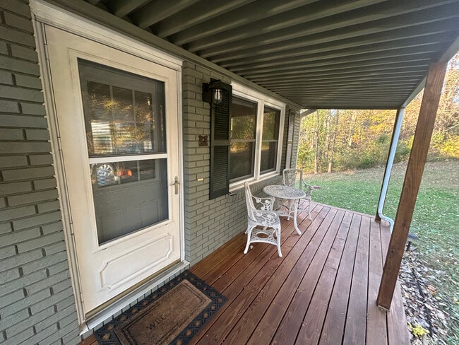 Building Photo - 44 Maple Ave