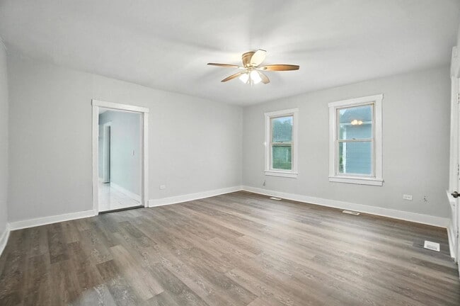 Building Photo - Newly Renovated, Large Home in Dayton!!