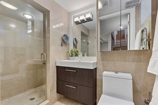 Building Photo - 419 W Briar Pl