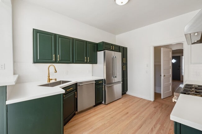 Building Photo - 123 10th Ave