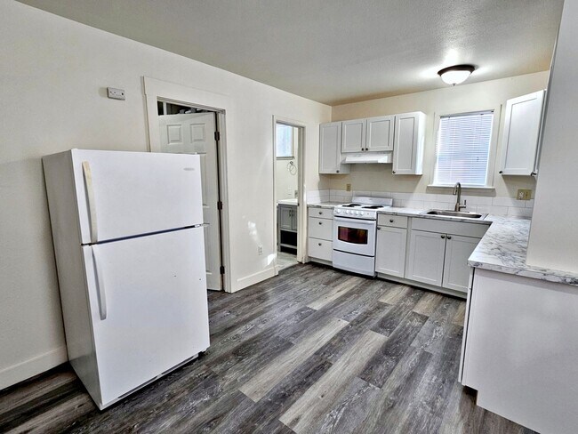 Building Photo - MOVE IN SPECIAL: 1/2 MONTHS RENT FREE- Washer/Dryer Included!