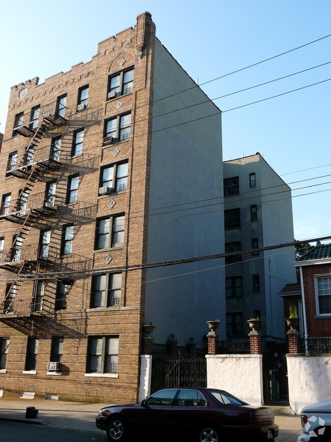 Building Photo - 788 Arnow Ave