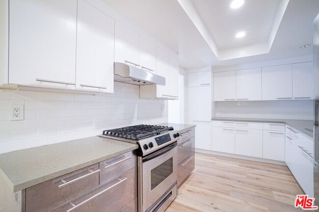 Building Photo - 1534 N Formosa Ave