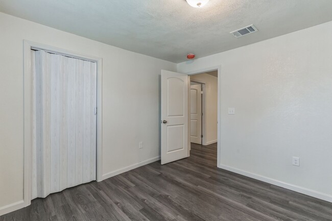 Building Photo - FOR LEASE 2/1  CORNER HOME