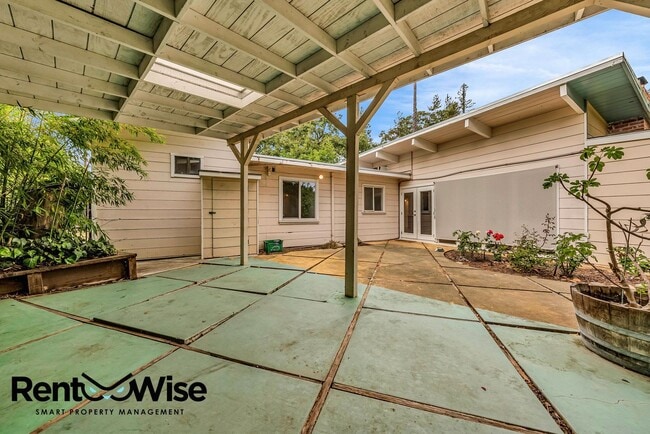 Building Photo - 2170 Clayton Dr