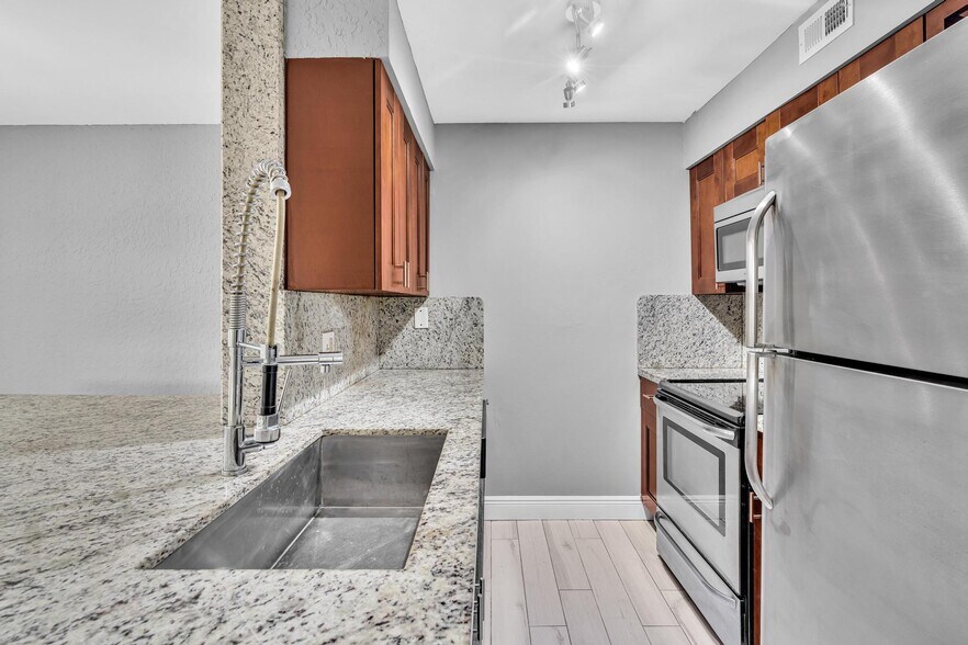Building Photo - 2851 N Oakland Forest Dr