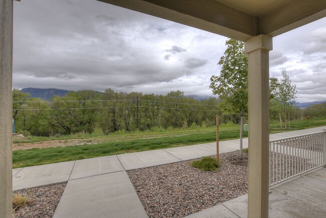 Building Photo - Beautiful Townhome!